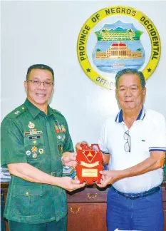  ?? RICHARD MALIHAN PHOTO ?? Major General Jon Aying (left), commander of the 3rd Infantry (Spearhead) Division, Philippine Army presents a plaque of appreciati­on to Negros Occidental Governor Alfredo Marañon Jr. at the Governor's Office in the Capitol in Bacolod City.