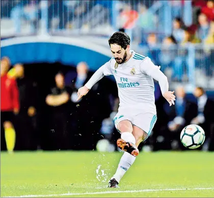  ??  ?? El delantero del Real Madrid Isco Alarcón anotó el primer gol de partido ante el Málaga y luego pidió perdón a la que fuera su afición ■ Foto Afp