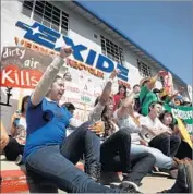  ?? Al Seib Los Angeles Times ?? ALICIA RIVERA, left, Maya Herrera and Carmen Garcia protest against Exide in Vernon in 2014.