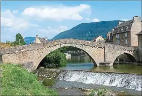  ??  ?? Les deux arches du pont Notre-Dame, construit au XIIIe siècle.