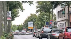  ?? RP-FOTO: ARCHIV ?? Viele Stunden Wartezeit verbringen die Autofahrer vor der Schranke am Osterather Bahnüberga­ng.