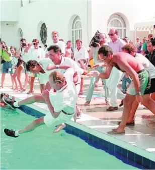  ?? ALBERTO R. ROLDÁN/ EFE ?? Cuando Pedro Campos y Josep Cusí tiraron al Rey a la piscina, en 1993