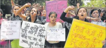  ?? SONU MEHTA/HT PHOTO ?? Student hold a dharna against the Delhi government over high failure rate in Class 9.