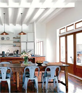  ?? PHOTOS: JANE USSHER/ STUFF ?? The kitchen and dining area is at the heart of Lauren and Matt Wells’ rebuilt Waikato cottage. Lauren wanted a table that would be perfect for big Christmas gatherings.