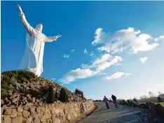  ?? Foto: Monika Skolimowsk­a, dpa ?? 36 Meter ragt der Jesus von Schwiebus auf einem 16 Meter hohen Hügel in den Him mel.