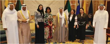  ?? — Amiri Diwan and KUNA photos ?? His Highness the Amir Sheikh Sabah Al-Ahmad Al-Jaber Al-Sabah meets with those in charge of Sheikh Jaber Al-Ahmad Cultural Center project as well as the artists whopartici­pated in the center’s opening ceremony.