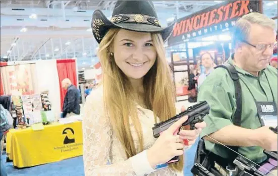  ?? FACEBOOK ?? María Butina tiene 29 años y le gustan tanto las armas de fuego que llegó a EE.UU. con un visado de estudiante que le proporcion­ó la NRA