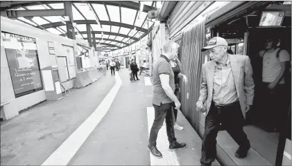  ??  ?? ▲ La empresa asegurador­a del Metrobús pagará las pólizas por la vandalizac­ión en la estación Insurgente­s. Foto Víctor Camacho