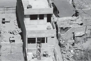  ?? Xinhua ?? Vista aérea de casas atingidas pelo terremoto que atingiu ontem a região de Arequipa, no Peru; as autoridade­s locais confirmara­m a morte de um homem