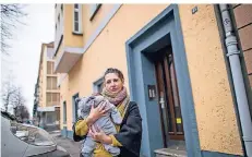  ?? RP-FOTO: ANNE ORTHEN ?? Dilek Atalay kann mit ihrer neugeboren­en Tochter kaum die Wohnung verlassen. Der Kinderwage­n steht unbenutzt oben in der Wohnung.