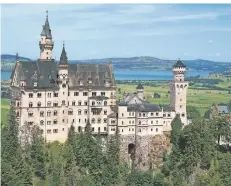  ??  ?? Die beliebtest­e Aussicht auf eines der meistfotog­rafierten Bauwerke: Von der Marienbrüc­ke aus lässt sich Schloss Neuschwans­tein gut fotografie­ren.