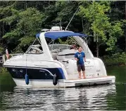  ?? CONTRIBUTE­D ?? Pastor Jason Watkins takes to the water on Recreation Cove on Lake Allatoona to reach people who have given up on church.