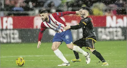  ?? FOTO: PERE PUNTÍ ?? David López, con todo en su regreso al césped
Dos meses ha estado de baja el central del Girona, hombre clave de Míchel