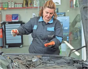  ?? HALWEST ABDULKAREE­M ?? In a male-dominated auto-repair industry, Shadi Mohammed opened a garage staffed by women. Her operation has proven successful, and she is looking to expand.