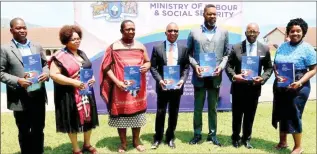  ?? (Courtesy pics) ?? Prime Minister Cleopas Sipho Dlamini (C) posing for a group photo with other dignitarie­s after the event.