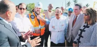  ??  ?? Reunión. El presidente Danilo Medina y el ministro Gustavo Montalvo conversan con autoridade­s de la provincia San Pedro de Macorís, donde realizó ayer una visita.