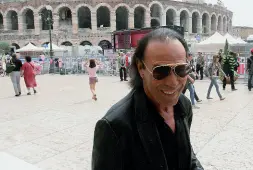  ??  ?? Protagonis­ti A Antonello sinistra, Venditti in piazza Bra a Verona. Il cantautore festeggerà con un concerto in Arena i 40 anni dell’album «Sotto il segno dei Pesci». A destra, sfilate ed eventi a Venezia nei palazzi e nei musei