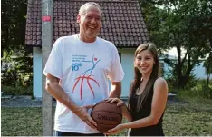  ?? Foto: Melanie Nießl ?? Basketball­profi Uwe Horn und Sozialpäda­gogin Tatjana Volk machen sich gemeinsam stark für eine Basketball Jugendmann­schaft in Aichach.