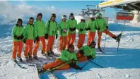  ??  ?? Die Skilehrer des Vereins bilden sich jedes Jahr weiter – damit sie ihre Kurse optimal leiten können.