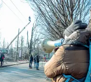  ??  ?? La giornata Un’immagine degli alberi tagliati durante il blitz di ieri mattina, gli altri interventi nel pomeriggio e le proteste