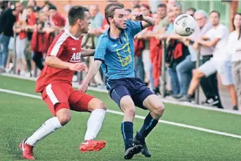  ?? FOTO: TOM OSTERMANN ?? Der für den schwer verletzten Andreas Kus eingewechs­elte Moritz Münten (r.) versucht, den Ball gegen Viersenes Almir Arapovic zu behaupten.