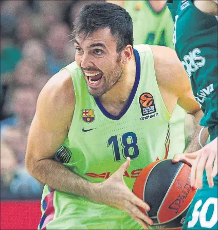  ?? FOTO: EFE ?? Pierre Oriola controla un balón durante el encuentro de la semana pasada en pista del Zalgiris. El Barça lleva cinco triunfos seguidos