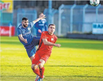  ?? FOTO: ROLF SCHULTES ?? Blick nach oben: Der FV Ravensburg (links Burhan Soyudogru gegen Backnangs Julian Geldner) will mit einem Sieg in die restliche Rückrunde starten.