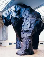  ??  ?? Gebückte Haltung: „Kong“hat Gregor Passens seine Skulptur genannt, die bei der Biennale im Haus der Kunst zu sehen sein wird.