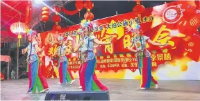  ??  ?? Girl dancers move gracefully to a traditiona­l Chinese tune.