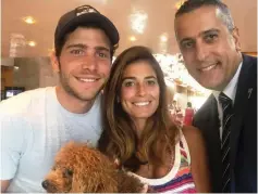  ?? (Courtesy) ?? SERGI ROBERTO and Coral Simanovich with Yossi Biton and four-footed friend Baloo.