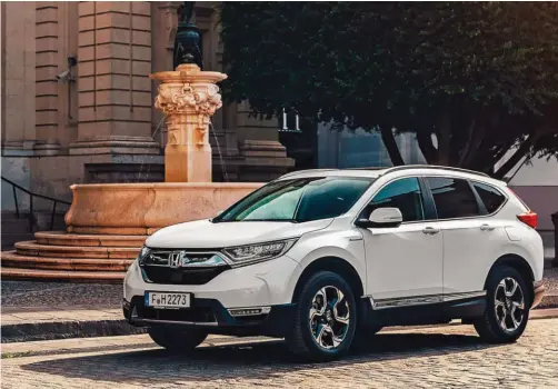  ??  ?? Le nouveau CR-V se veut plus familial, en offrant jusqu’à sept places… mais pas sur la version hybride, le double-fond du coffre étant encombré par les batteries !