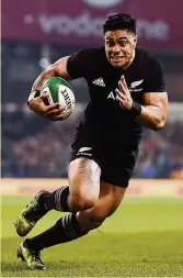  ??  ?? Photo IS Le centre all black Malakai Fekitoa pourrait être joueur supplément­aire au RCT. ■