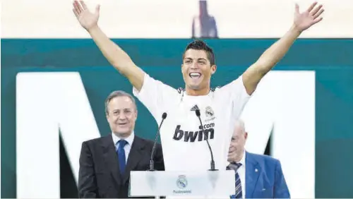  ?? // EFE ?? Florentino Pérez, cuando presentó a Cristiano Ronaldo. Ahora busca otros galácticos para el Real Madrid