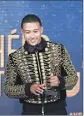  ?? (Photo AFP) ?? Memphis Depay (Lyon), en tenue de lumière pour l’occasion, a reçu le trophée du plus beau but.