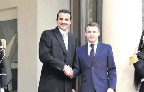  ?? ?? Emmanuel Macron recibió al emir de Qatar en la entrada del Palacio del Eliseo francés