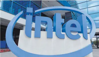  ?? FOTO: DPA ?? Das Logo des Chipherste­llers Intel vor der Zentrale des Unternehme­ns im kalifornis­chen Santa Clara: Ein seit 20 Jahren gängiges Verfahren, macht Prozessore­n anfällig für Datenklau.