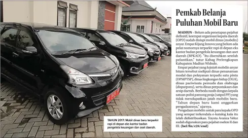  ?? R. BAGUS RAHADI/ JAWA POS RADAR MADIUN ?? TAHUN 2017: Mobil dinas baru terparkir rapi di depan eks kantor badan pengelola keuangan dan aset daerah.