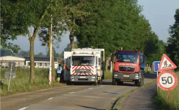  ?? FOTO'S JAN VAN DER PERRE ?? Aan de Lisperstee­nweg in Boechout klagen bewoners over verkeersla­waai en gedaver door zwaar sluipverke­er.