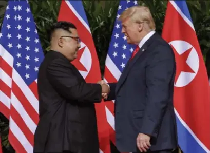  ?? De NoordKorea­anse leider Kim Jongun schudt de hand van president Trump, op 12 juni 2018: ‘Erkenning voor een dictator’, vindt Albright. © ap ??