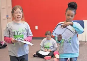  ?? MICHAEL SEARS/MILWAUKEE JOURNAL SENTINEL ?? Anabela Garcia (keft), 9, and Maia Love, 8, from Golda Meir school work on a scene in a First Stage Theater Academy class at the Milwaukee Youth Arts Center.