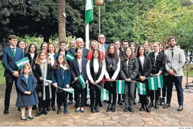  ?? PEPE GÓMEZ ?? Autoridade­s junto a la Escolanía de Almogía en el Día de la Bandera de Andalucía, ayer, en los Jardines de Picasso.