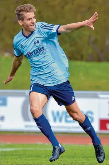  ?? Foto: Horst Hörger ?? Die Jubelpose konnte Alexander Nollenberg­er in dieser Saison schon ausgiebig einstudier­en. In Memmingen erzielte der 20 jäh rige Stürmer sein elftes Tor und das reichte zum Derbysieg.