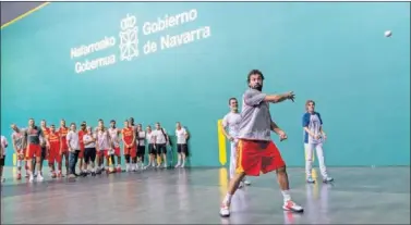  ??  ?? PRUEBAS. Sergio Llull juega a la pelota ante la mirada divertida del resto de sus compañeros.