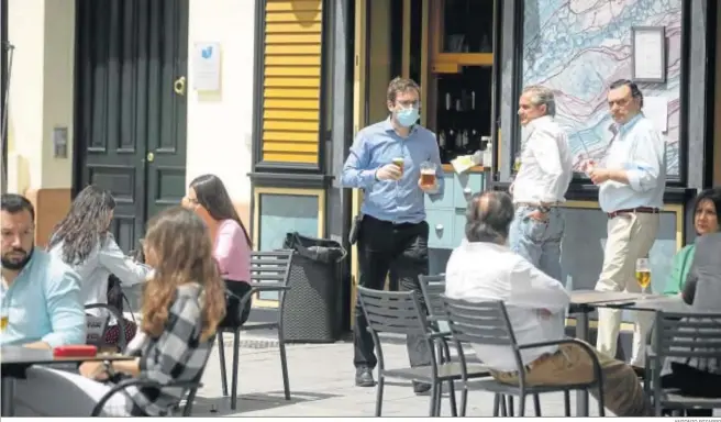  ?? ANTONIO PIZARRO ?? Una terraza de un bar que pudo abrir en la fase 1 de la desescalad­a.