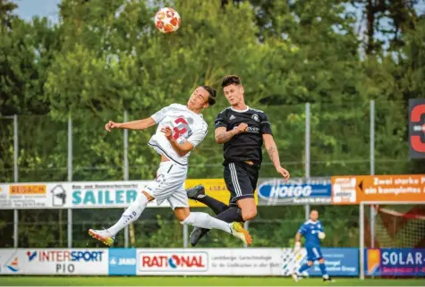  ?? Foto: Julian Leitenstor­fer ?? Sören Göbel (links) brachte die Landsberge­r im Pokalspiel erstmals in Führung, und zwar mit seinem Treffer zum 5:4. Doch damit war noch nicht Schluss – insgesamt fielen zwölf Tore in dieser Partie, und zwar ohne Elfmetersc­hießen.