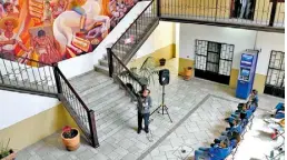  ??  ?? Entre otros, conocieron el Mural de la Presidenci­a Municipal, de la autoría de Salvador Almaraz.