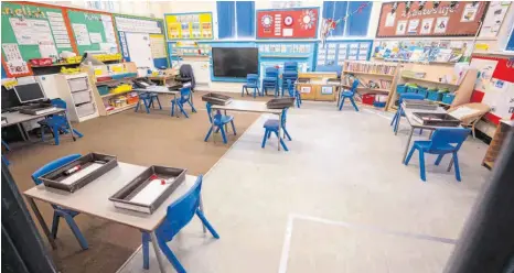  ?? FOTO: OLI SCARFF/AFP ?? Abstand halten im Unterricht: ein für den Unterricht in Zeiten des Coronaviru­s präpariert­es Klassenzim­mer in einer Schule in Marsden nahe Huddersfie­ld in Nordenglan­d.
