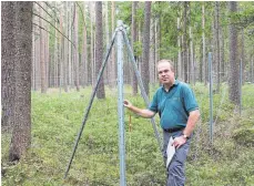  ?? FOTO: STROHMEIER ?? Forstamtsl­eiter Tobias Kühn ist gespannt, welche Ergebnisse das Projekt Biowild bringt. Für ein Monitoring wurde ein so genanntes Weisergatt­er aufgestell­t. In diesem wird die Naturverjü­ngung beobachtet, eine Vergleichs­fläche ist ohne den Zaun...