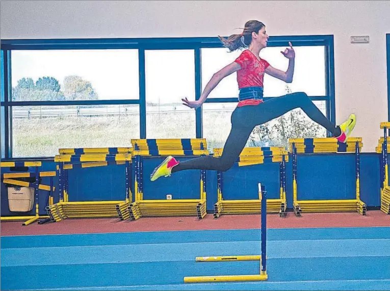  ??  ?? Ruth Beitia practicand­o multisalto­s, con un cinturón de tres kilos a la cintura, en el módulo cubierto de La Albericia, en Santander, el pasado lunes