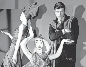  ?? AP FILE PHOTO ?? French fashion designer Hubert de Givenchy poses with mannequins in his shop in Paris in 1952, the year the designer started his own label.